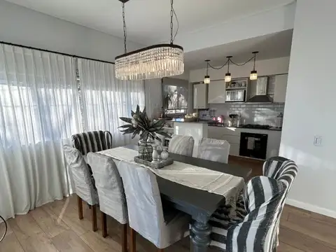 PISO DE 4AMB AL FRENTE CON COCHERA de 5 AÑOS DE ANTIGUEDAD, de  aporx 120Mts2, en   EXCELENTE ESTADO