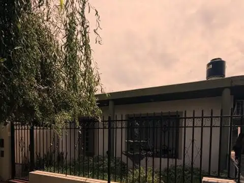 VENTA- Casa 3 dormitorios, cochera cubierta y patio