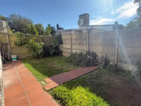 VENTA- Casa 3 dormitorios, cochera cubierta y patio