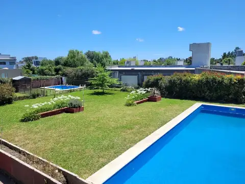 CASA CON PILETA MAS 3 LOTES EN VENTA  SICARDI