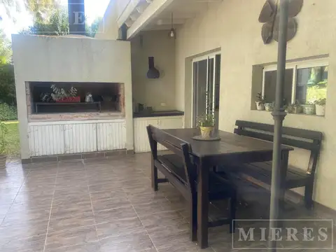 Casa 4 ambientes con 2 baños