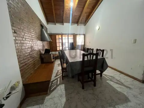 Casa en Venta con 2 cocheras