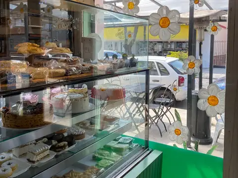 Excelente Fondo De Comercio  Bar Cafeteria Pastelería En Lanus Oeste Cercano A Estación de tren Y A Av. 25 De Mayo