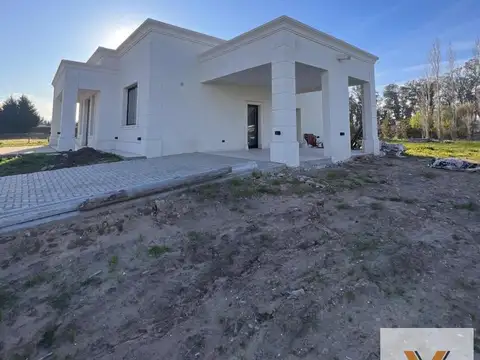 Casa en venta - 3 Dormitorios 2 Baños - Luján