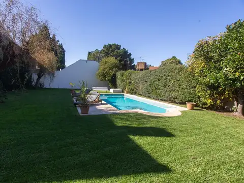 Casa en Venta con 4 cocheras