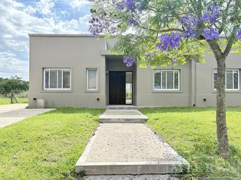 Casa en venta con renta sobre lote interno en Barrio Vistas Puertos