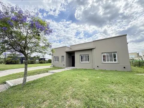 Casa en venta con renta sobre lote interno en   Barrio Vistas Puertos