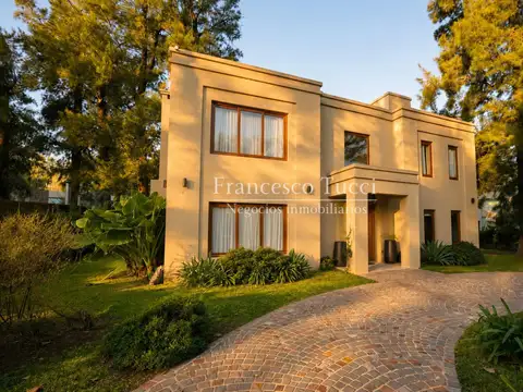 Casa en venta 5 ambientes con pileta en La Tradición