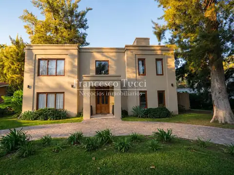 Casa en venta 5 ambientes con pileta en La Tradición