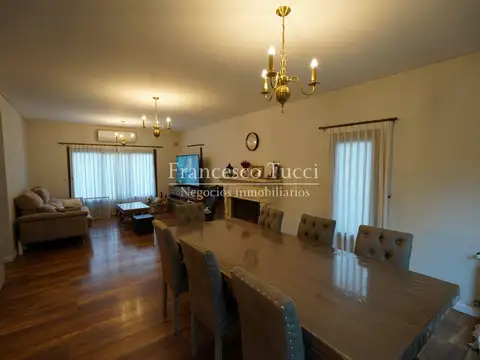 Casa en Venta con 6 cocheras