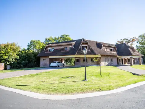 Casa en venta en el Olivos Golf sobre gran lote en esquina