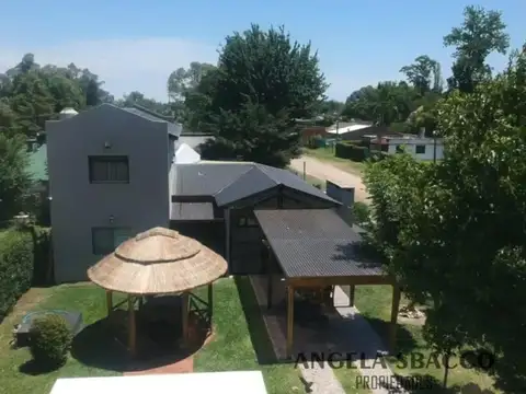 Casa 4 ambientes con 2 baños