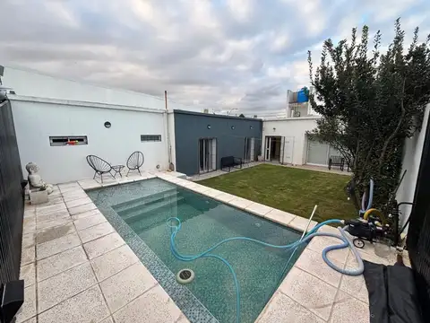CASA DE CATEGORÍA CON PILETA EN BARRIO TALLERES O