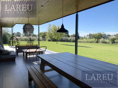 Casa 9 ambientes con 5 baños