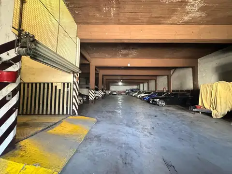 Amplio depósito / Estacionamiento
