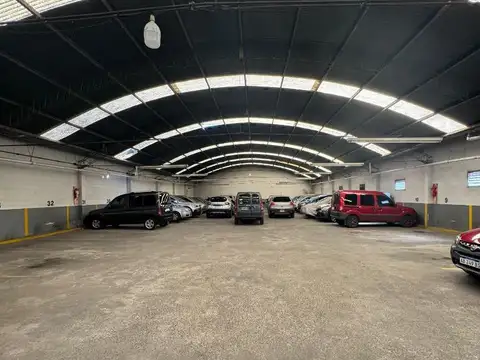 Amplio depósito / Estacionamiento