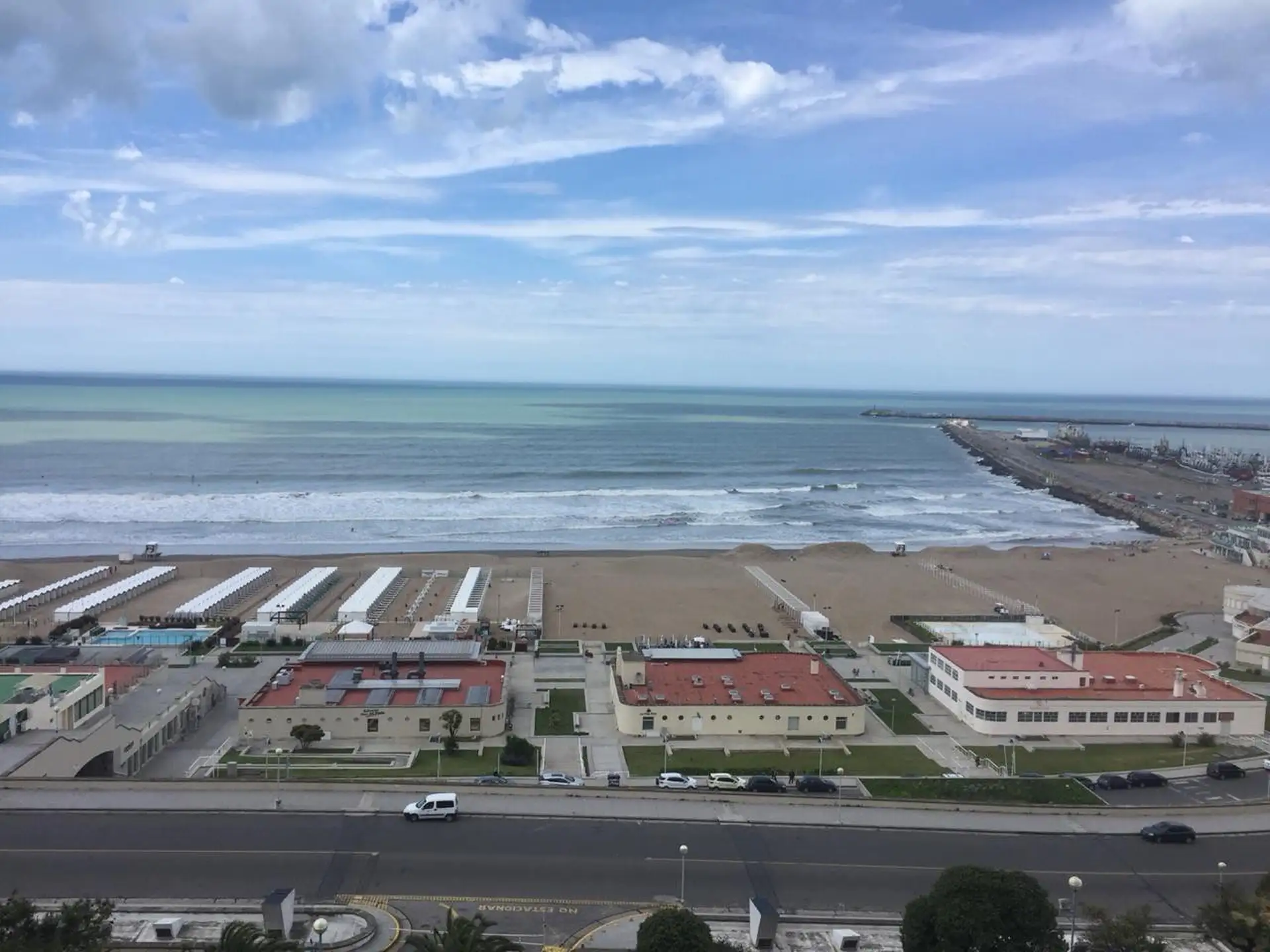 Tradicional departamento frente al mar y las escalinatas de Playa Grande