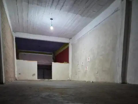 Local comercial en esquina con entrepiso en alquiler