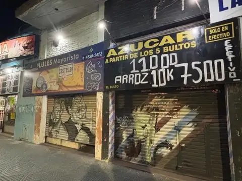Local comercial en esquina con entrepiso en alquiler