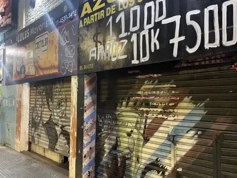 Local comercial en esquina con entrepiso en alquiler