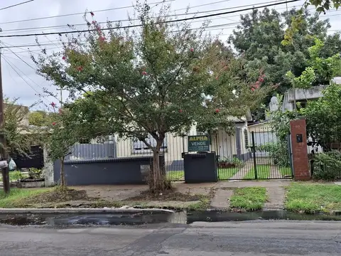 Casa de 2 amb. con garaje y patio en venta | Berazategui