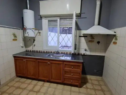 Casa de 2 amb. con garaje y patio en venta | Berazategui