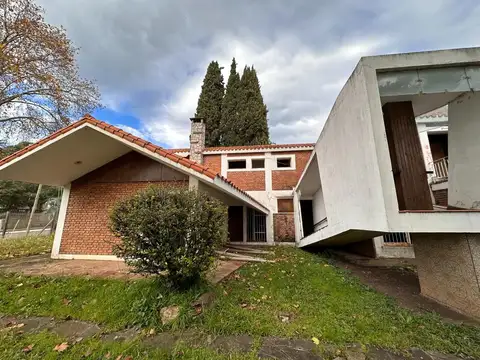 Casa a refaccionar frente a Parque Quiroz