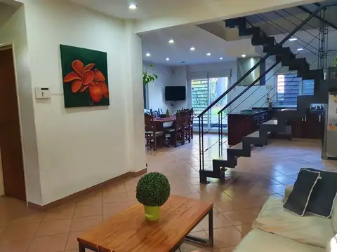 Casa 5 ambientes con 3 baños