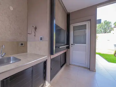Casa en Venta con 2 cocheras