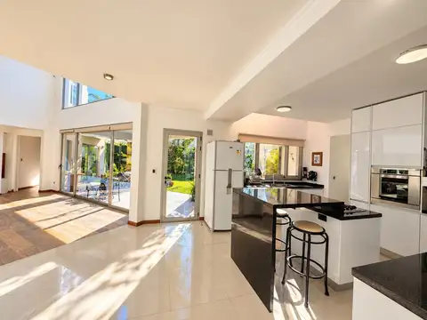 Casa 5 ambientes con 4 baños