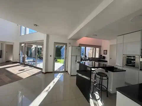 Casa 5 ambientes con 4 baños