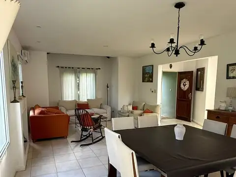 Casa 5 ambientes con 3 baños