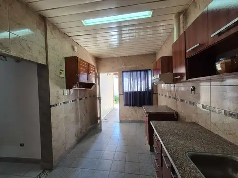 VENTA CASA 4 AMB. QUINCHO TERRAZA COCHERA CASTELAR