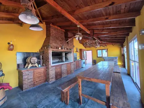 VENTA CASA 4 AMB. QUINCHO TERRAZA COCHERA CASTELAR