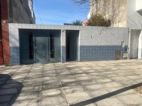 CASA LOTE PROPIO 7.79  X  27.15 METROS COCHERA , 4 AMBIENTES , QUINCHO , PARRILLA