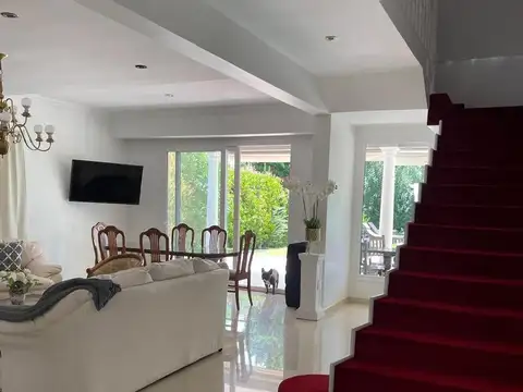 Casa en Alquiler con 5 cocheras