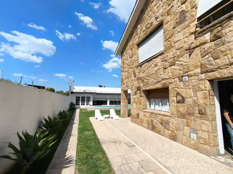 Casa en Venta con 3 cocheras