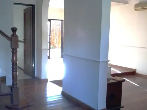 Casa en Alquiler con 1 cochera