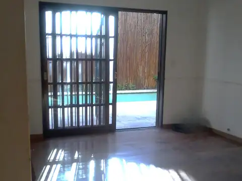 Casa 6 ambientes con 2 baños