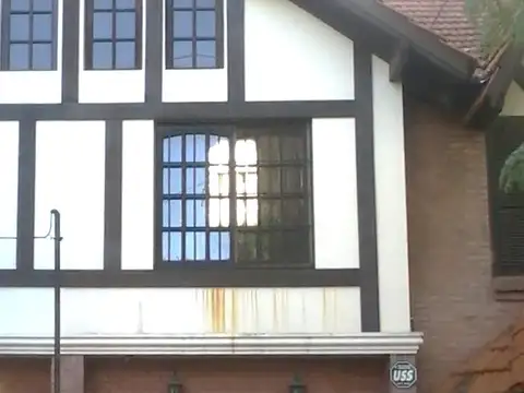 Espectacular casa de 4 dormitorios, playroom, jardín, pileta y garage - Martinez Fleming / Panamericana