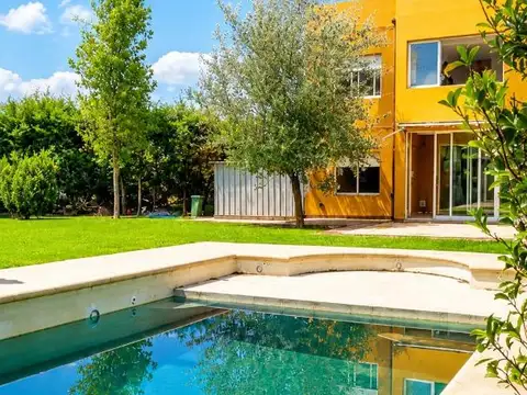Casa de categoria TDS II, 5 dormitorios, parque y pileta