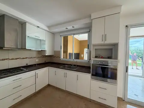 Casa de categoria TDS II, 5 dormitorios, parque y pileta