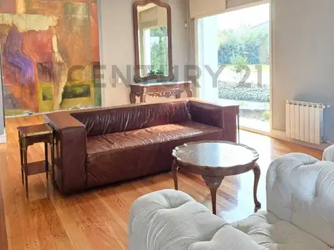Casa 9 ambientes con 2 baños