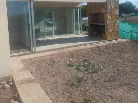 Casa en Alquiler con 2 cocheras