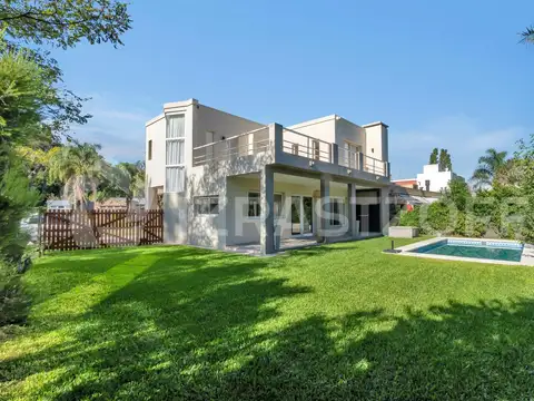 Casa venta en lote central en el barrio Los Tilos - RESERVADA