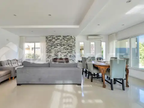 Casa venta en lote central en el barrio Los Tilos