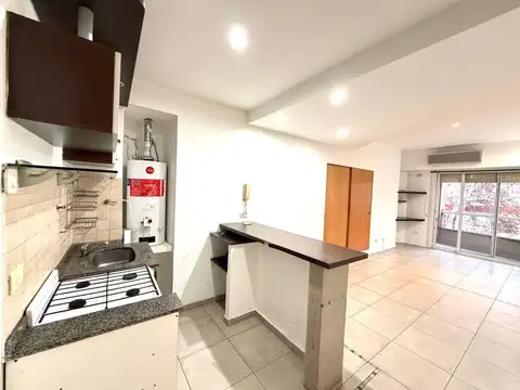 Alquiler monoambiente con balcón y terraza propia en Paternal.
