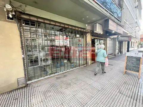 Excelente local con sotano sobre Av. Olazabal