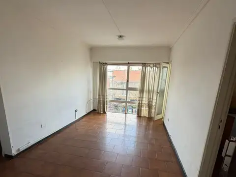 DEPARTAMENTO DE 2 AMB A LA CALLE CON COCHERA CUBIERTA 