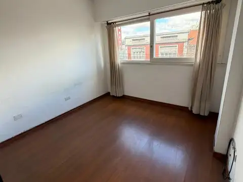 DEPARTAMENTO DE 2 AMB A LA CALLE CON COCHERA CUBIERTA